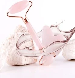 Jade Roller Rozenkwarts - Jade Roller - Gezichtsroller - Gua Sha - Rose Quartz - Gua Sha Jade - Jade - Massage - 2 Delige Set - Skincare - Valentijnsdag Cadeau