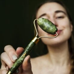 Sensage Jade Roller Met Gua Sha Steen | Massage | 100% Natuurlijk Groene Jade | Gezichtsroller | Face Roller | Roller | Gezichtsmassage | 4-delige Beauty Set 16 Sensage Jade Roller Met Gua Sha Steen | Massage | 100% Natuurlijk Groene Jade | Gezichtsroller | Face Roller | Roller | Gezichtsmassage | 4-delige Beauty Set -Verzorgingsvoordeel Huis 1200x1200 1384