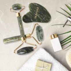 Sensage Jade Roller Met Gua Sha Steen | Massage | 100% Natuurlijk Groene Jade | Gezichtsroller | Face Roller | Roller | Gezichtsmassage | 4-delige Beauty Set 17 Sensage Jade Roller Met Gua Sha Steen | Massage | 100% Natuurlijk Groene Jade | Gezichtsroller | Face Roller | Roller | Gezichtsmassage | 4-delige Beauty Set -Verzorgingsvoordeel Huis 1200x1200 1385
