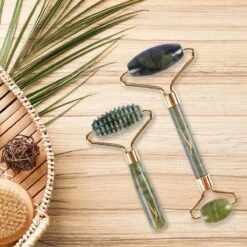 Sensage Jade Roller Met Gua Sha Steen | Massage | 100% Natuurlijk Groene Jade | Gezichtsroller | Face Roller | Roller | Gezichtsmassage | 4-delige Beauty Set 18 Sensage Jade Roller Met Gua Sha Steen | Massage | 100% Natuurlijk Groene Jade | Gezichtsroller | Face Roller | Roller | Gezichtsmassage | 4-delige Beauty Set -Verzorgingsvoordeel Huis 1200x1200 1386