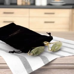 Sensage Jade Roller Met Gua Sha Steen | Massage | 100% Natuurlijk Groene Jade | Gezichtsroller | Face Roller | Roller | Gezichtsmassage | 4-delige Beauty Set 21 Sensage Jade Roller Met Gua Sha Steen | Massage | 100% Natuurlijk Groene Jade | Gezichtsroller | Face Roller | Roller | Gezichtsmassage | 4-delige Beauty Set -Verzorgingsvoordeel Huis 1200x1200 1388