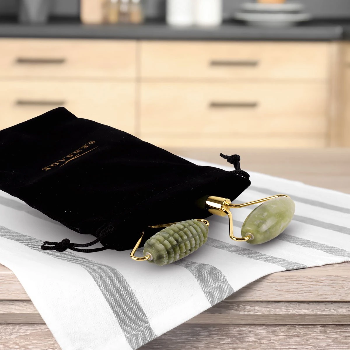 Sensage Jade Roller Met Gua Sha Steen | Massage | 100% Natuurlijk Groene Jade | Gezichtsroller | Face Roller | Roller | Gezichtsmassage | 4-delige Beauty Set 10 Sensage Jade Roller Met Gua Sha Steen | Massage | 100% Natuurlijk Groene Jade | Gezichtsroller | Face Roller | Roller | Gezichtsmassage | 4-delige Beauty Set - Afbeelding 10