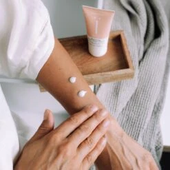 Naïf Herstellende Alles-In-Éen Crème - Helpt Tegen Droge Plekjes - Huidverzorging - 50ml - Met Natuurlijke Ingrediënten -Verzorgingsvoordeel Huis 1200x1200 152