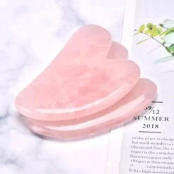 Merkloos Guasha© - Gua Sha Rozenkwarts Schraper - Massagehulpmiddel – Gezichtsmassage – Massage -Verzorgingsvoordeel Huis 1200x1200 1741