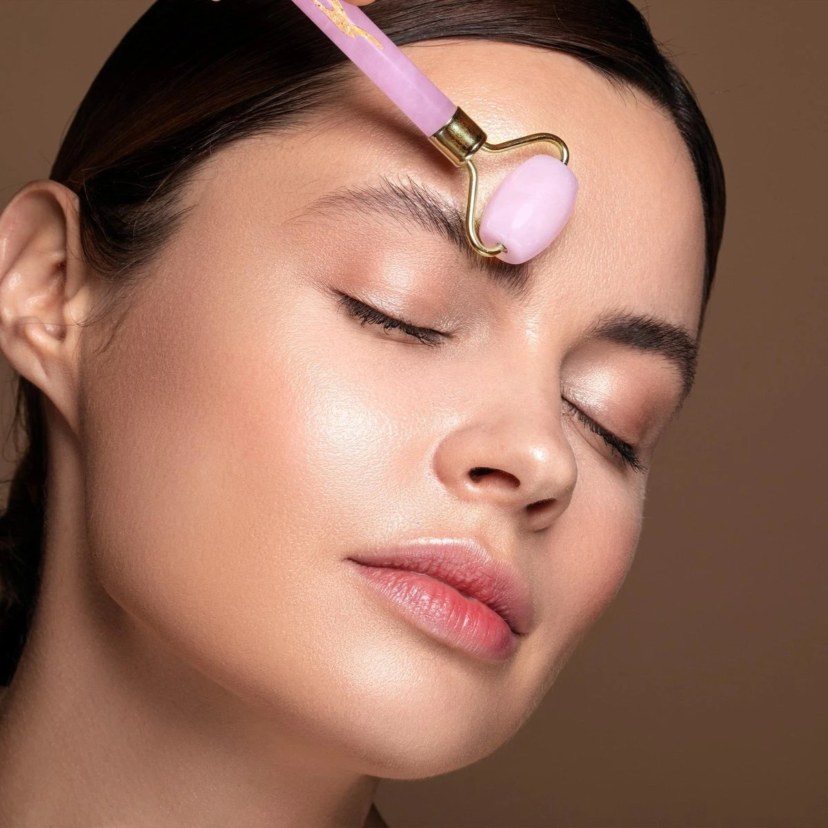 Sensage Rozenkwarts Roller Met Gua Sha Steen | Massage Jade Roller | 100% Natuurlijk Rose Quartz | Gezichtsroller | Face Roller | Roller | Gezichtsmassage | 4-delige Beauty Set 6 Sensage Rozenkwarts Roller Met Gua Sha Steen | Massage Jade Roller | 100% Natuurlijk Rose Quartz | Gezichtsroller | Face Roller | Roller | Gezichtsmassage | 4-delige Beauty Set - Afbeelding 6