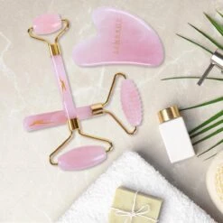 Sensage Rozenkwarts Roller Met Gua Sha Steen | Massage Jade Roller | 100% Natuurlijk Rose Quartz | Gezichtsroller | Face Roller | Roller | Gezichtsmassage | 4-delige Beauty Set 15 Sensage Rozenkwarts Roller Met Gua Sha Steen | Massage Jade Roller | 100% Natuurlijk Rose Quartz | Gezichtsroller | Face Roller | Roller | Gezichtsmassage | 4-delige Beauty Set -Verzorgingsvoordeel Huis 1200x1200 1748