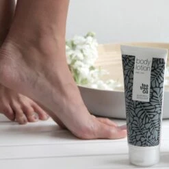 Australian Bodycare Body Lotion 200 Ml - Bodylotion Met Tea Tree Olie Verzorgt En Voorkomt Een Onzuivere En Droge Huid - Vermindert Vlekjes, Puistjes, Jeuk, Jeugdpuistjes, Lichaamsgeurtjes & Zweetvoeten - Geschikt Voor Vrouwen & Mannen -Verzorgingsvoordeel Huis 1200x1200 64