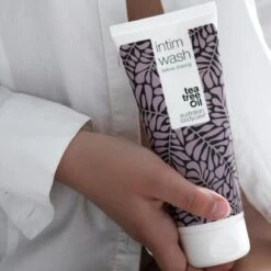 Australian Bodycare Intim Wash 200 Ml - Intieme Zeep Voor De Dagelijkse Wasbeurt Met Tea Tree Olie - Helpt Bij Jeuk, Onaangename Geurtjes En Ander Intiem Ongemak - Effectief Tegen Rode Bultjes, Scheerbrand En Ingegroeide Haartjes Na Intiem Scheren 12 Australian Bodycare Intim Wash 200 Ml - Intieme Zeep Voor De Dagelijkse Wasbeurt Met Tea Tree Olie - Helpt Bij Jeuk, Onaangename Geurtjes En Ander Intiem Ongemak - Effectief Tegen Rode Bultjes, Scheerbrand En Ingegroeide Haartjes Na Intiem Scheren -Verzorgingsvoordeel Huis 1200x1200 681