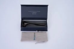 SkinTone® - Gezichtroller - 3D Massage Roller Gezicht - Gezichtsmassage Roller - Face Roller - Incl Opbergetui – Kaakroller – Massageroller - Face Lift - 3D Facelift – Kaakroller - Jade - Bindweefselmassage - Bindweefsel - Gezicht Spier – Milu - Tool -Verzorgingsvoordeel Huis 1200x802 5