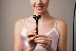 SkinTone® - Gezichtroller - 3D Massage Roller Gezicht - Gezichtsmassage Roller - Face Roller - Incl Opbergetui – Kaakroller – Massageroller - Face Lift - 3D Facelift – Kaakroller - Jade - Bindweefselmassage - Bindweefsel - Gezicht Spier – Milu - Tool -Verzorgingsvoordeel Huis 1200x802 6